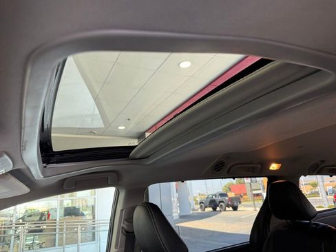 Certified 2018 Toyota Sienna SE w/ Carpet Mat Package image 22