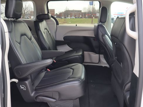 Used 2024 Chrysler Pacifica Touring-L image 14