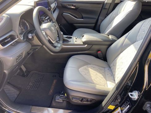 Used 2023 Toyota Highlander Bronze Edition FWD image 19
