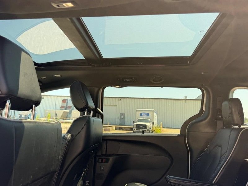 Used 2025 Chrysler Pacifica Limited FWD image 10