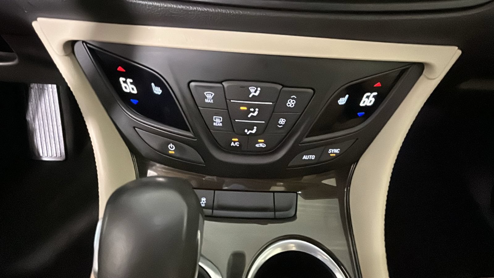 Used 2020 Buick Envision Essence FWD image 27