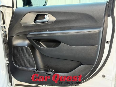 Used 2025 Chrysler Pacifica Select FWD image 22