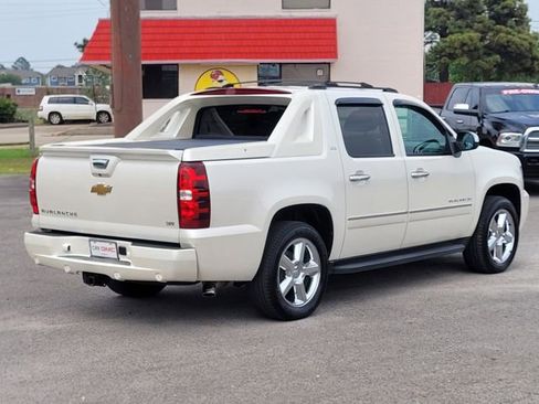 Used 2012 Chevrolet Avalanche LTZ RWD image 5