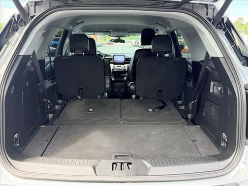 Used 2023 Ford Explorer XLT w/ Equipment Group 202A RWD image 16