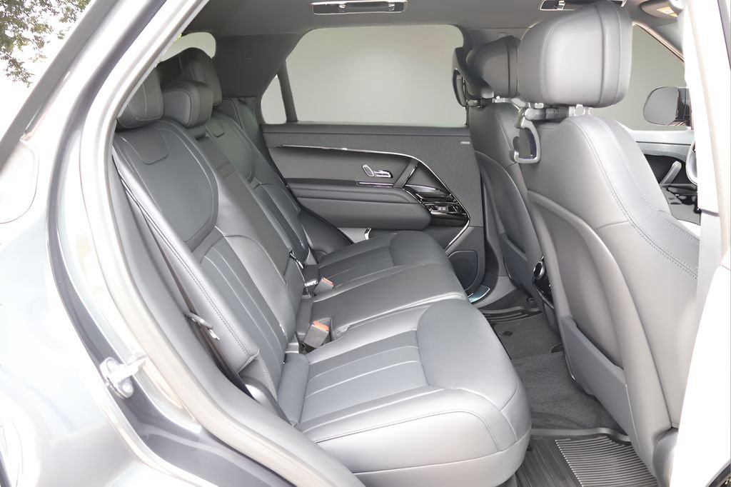 New 2026 Land Rover Range Rover Sport Dynamic SE AWD/4WD image 17