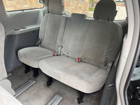 Used 2012 Toyota Sienna LE w/ Towing Pkg AWD/4WD image 16