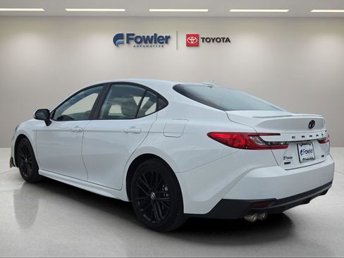 Used 2025 Toyota Camry SE FWD image 5