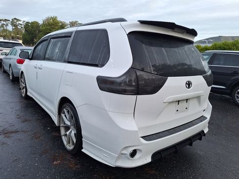 Used 2017 Toyota Sienna SE Premium image 3