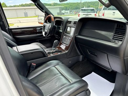 Used 2017 Lincoln Navigator Select AWD/4WD image 45