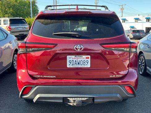 Used 2022 Toyota Highlander XLE AWD/4WD image 5