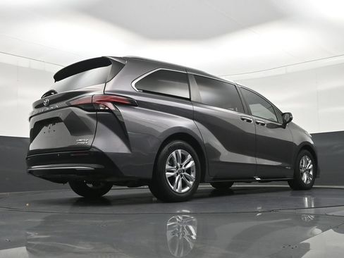 Used 2021 Toyota Sienna Limited FWD image 29