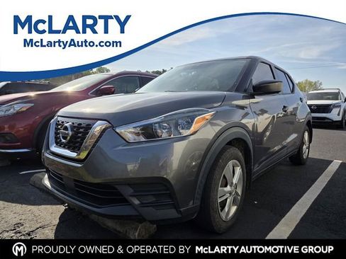 Used 2020 Nissan Kicks S image 1