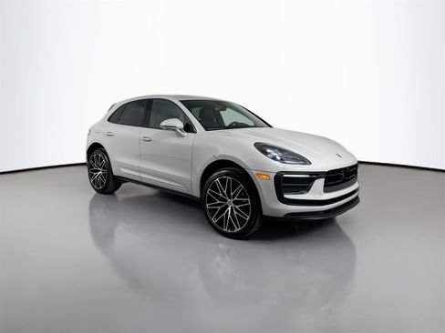 Certified 2025 Porsche Macan image 7