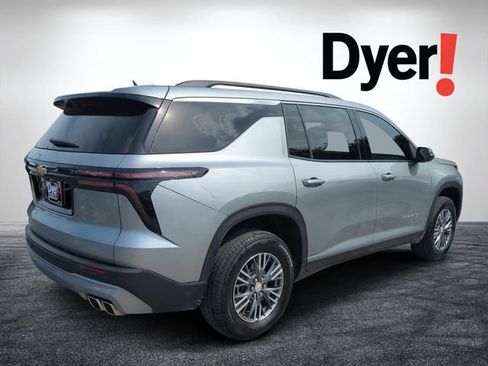 Used 2025 Chevrolet Traverse LT FWD image 3