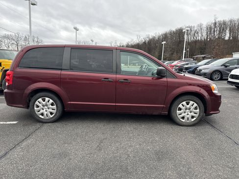 Used 2019 Dodge Grand Caravan SE image 2