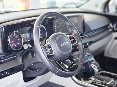 Used 2024 Kia Carnival EX image 12