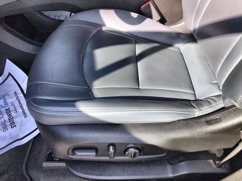 Used 2023 Buick Enclave Essence image 12