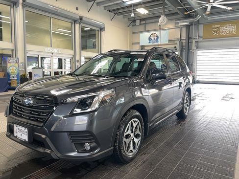 Used 2023 Subaru Forester Premium image 2