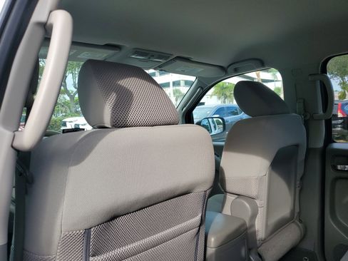 Used 2011 Nissan Frontier SV image 13