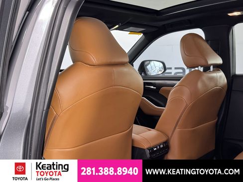 Certified 2025 Toyota Highlander Platinum AWD/4WD image 18