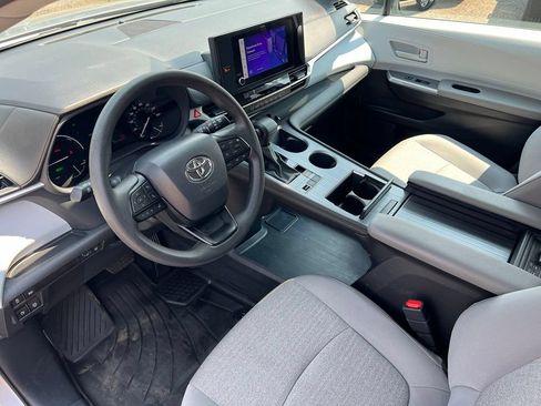 Certified 2025 Toyota Sienna LE AWD/4WD image 18