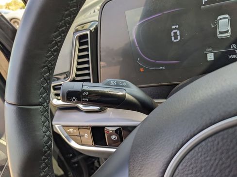 Certified 2025 Kia Sportage EX image 31