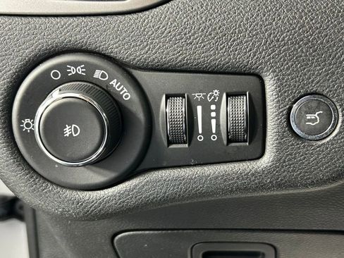 Used 2019 Jeep Cherokee Limited AWD/4WD image 28