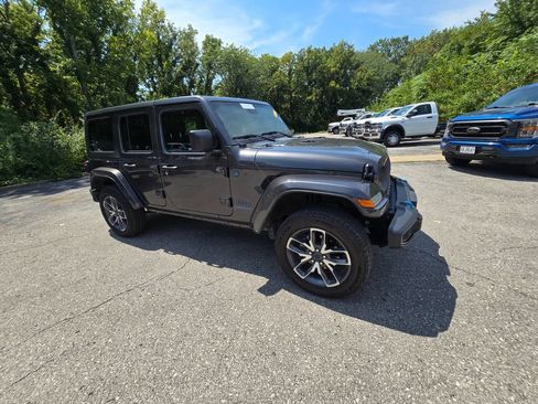 Used 2024 Jeep Wrangler Unlimited w/ Convenience Group AWD/4WD image 10