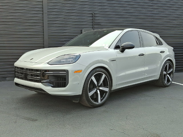 Certified 2025 Porsche Cayenne Turbo AWD/4WD image 1