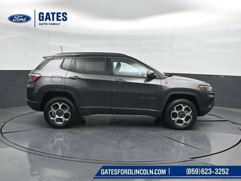 Used 2022 Jeep Compass Trailhawk w/ Trailhawk Convenience Group AWD/4WD image 3