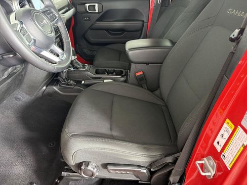 Used 2018 Jeep Wrangler Unlimited Sahara AWD/4WD image 7