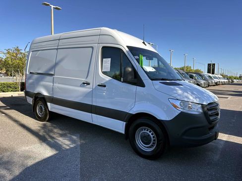 Used 2025 Mercedes-Benz Sprinter 2500 image 3
