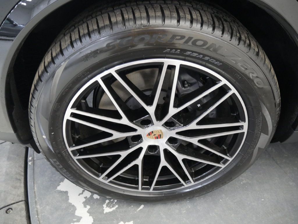 Certified 2026 Porsche Cayenne AWD/4WD image 13