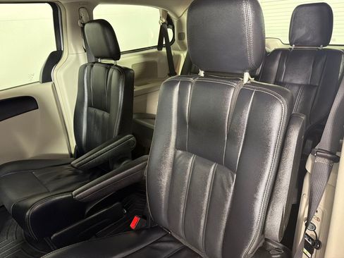 Used 2014 Chrysler Town & Country Touring FWD image 16