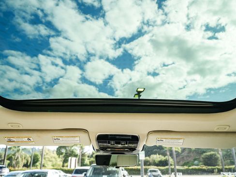 Certified 2025 Land Rover Range Rover SE image 17