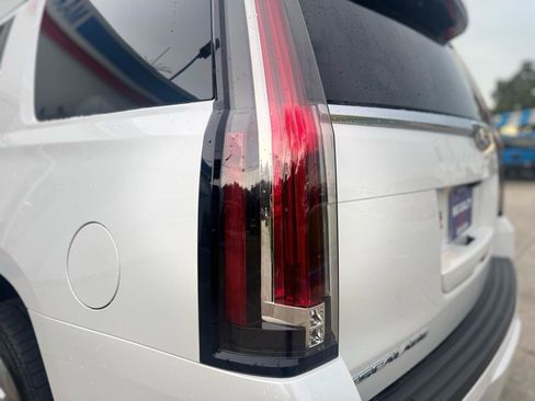 Used 2017 Cadillac Escalade Luxury AWD/4WD image 29