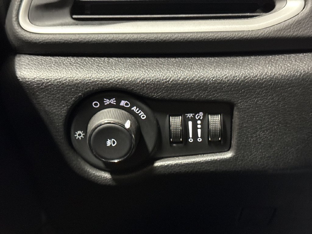 Used 2025 Chrysler Pacifica Select FWD image 18