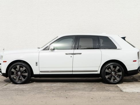 Used 2022 Rolls-Royce Cullinan AWD/4WD image 3