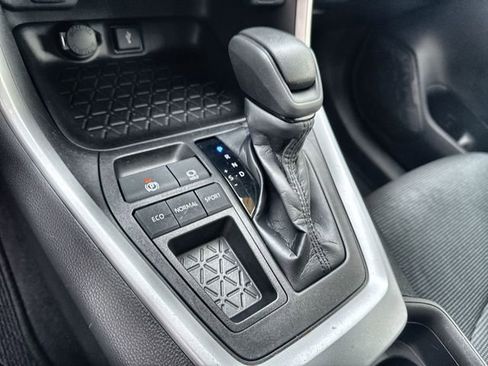 Used 2021 Toyota RAV4 LE image 27