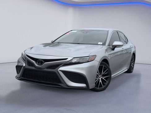 Used 2022 Toyota Camry SE FWD image 2