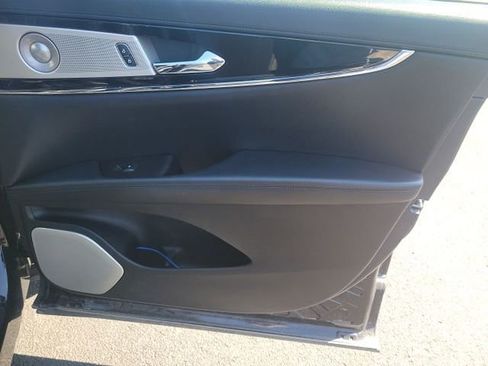 Used 2022 Lincoln Nautilus Reserve w/ Equipment Group 202A image 8