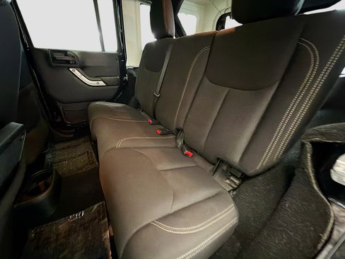 Used 2016 Jeep Wrangler Unlimited Sahara image 12