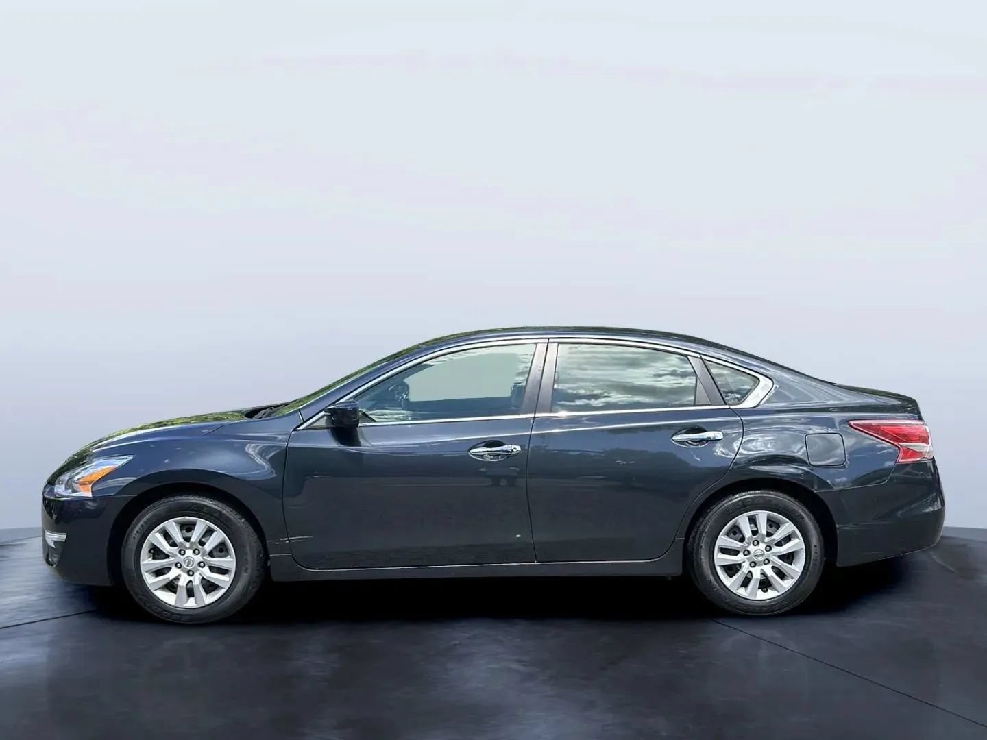 Used 2013 Nissan Altima 2.5 S FWD image 2