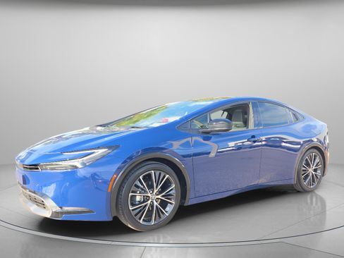 Used 2025 Toyota Prius XLE image 2