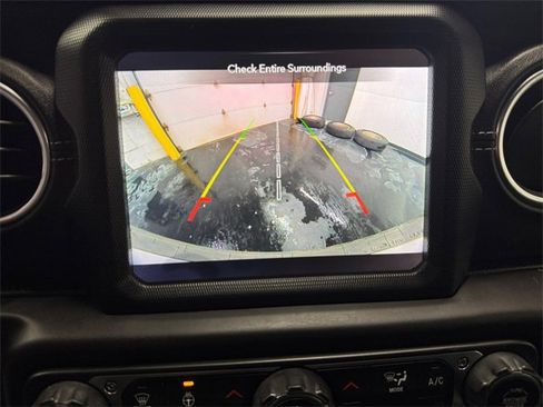 Used 2018 Jeep Wrangler Unlimited Sahara image 15