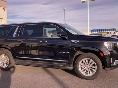 Used 2024 GMC Yukon XL SLT w/ SLT Luxury Package image 3