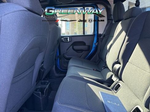 Used 2025 Jeep Gladiator Sport image 20