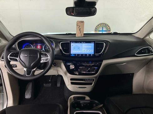 Used 2024 Chrysler Pacifica Touring-L image 7