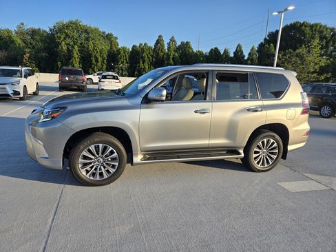 Used 2023 Lexus GX 460 Luxury w/ Accessory Package AWD/4WD image 3