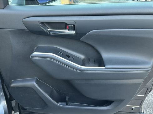Used 2023 Toyota Highlander XLE image 35